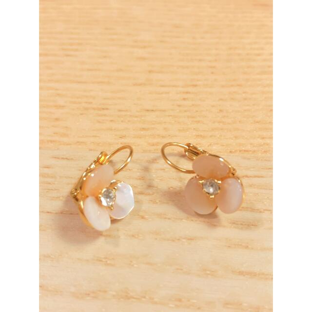 kate spade new york(ケイトスペードニューヨーク)のケイト•スペード　フラワーブレスレットとピアスのセット レディースのアクセサリー(ブレスレット/バングル)の商品写真