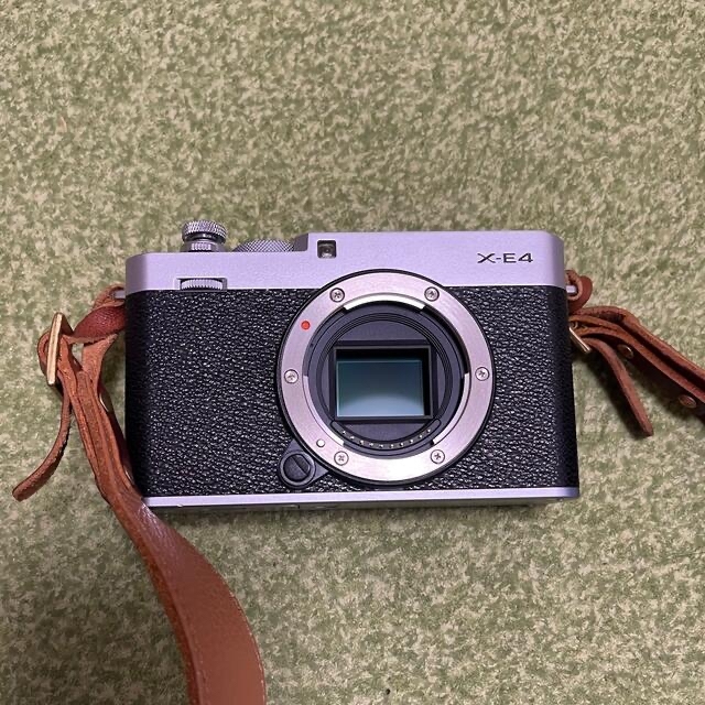 ミラーレス一眼【在庫薄】FUJIFILM x-e4 シルバー