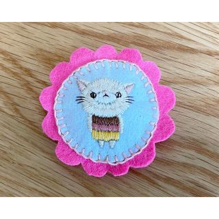 ハンドメイド　猫の刺繍ブローチ(コサージュ/ブローチ)
