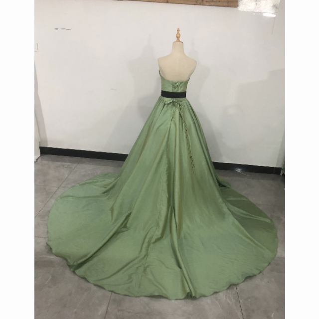 薄グリーンカラードレス　トレーン　ビスチェ　サッシュベルト付きウェディングドレス