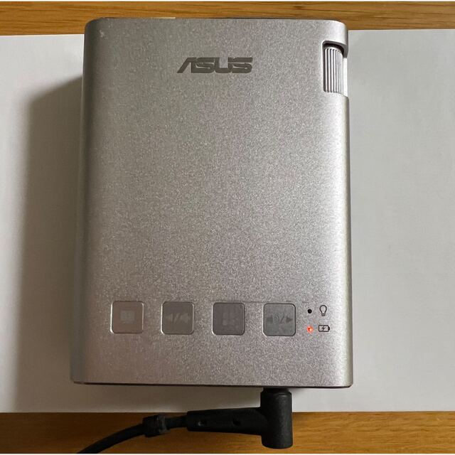 ASUS(エイスース)の【専用】ASUS ZenBeam E1 ポケット LED プロジェクター スマホ/家電/カメラのテレビ/映像機器(プロジェクター)の商品写真