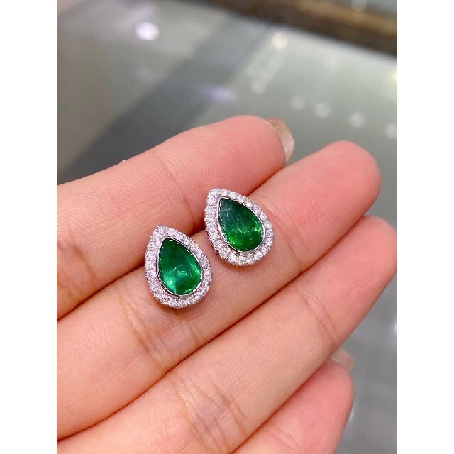 人気SALE100%新品 天然ダイヤモンド付きエメラルドピアスk18の通販 by