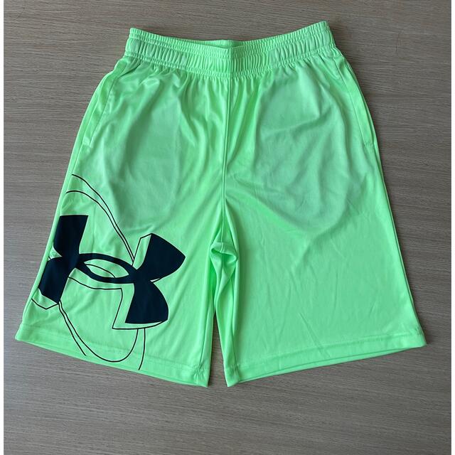 UNDER ARMOUR(アンダーアーマー)のアンダーアーマー　ハーフパンツ　蛍光黄色　150センチ キッズ/ベビー/マタニティのキッズ服男の子用(90cm~)(パンツ/スパッツ)の商品写真