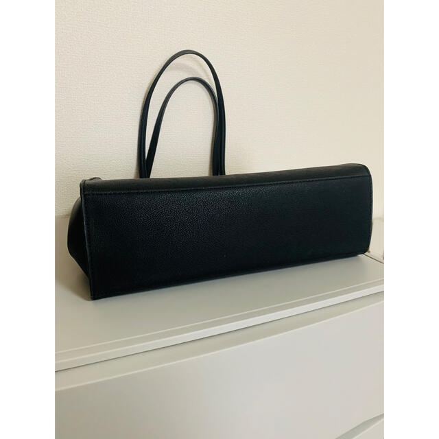 Charles and Keith(チャールズアンドキース)のストラクチャートートバッグ  （金具：ゴールド） レディースのバッグ(トートバッグ)の商品写真