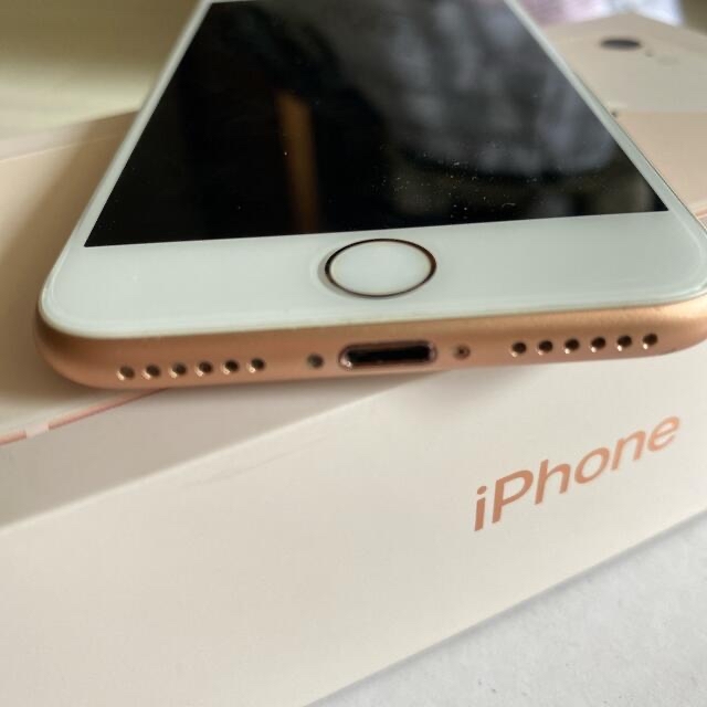 au(エーユー)のau iPhone8 64G ピンクゴールド スマホ/家電/カメラのスマートフォン/携帯電話(スマートフォン本体)の商品写真