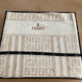 FENDI - 新品❗️大人気❗️FENDI フェンディ シルク混綿毛布の通販 by FENDI - 新品❗️大人気❗️FENDI フェンディ シルク混綿毛布の通販 by