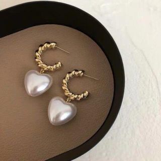 パールピアス♡ ハートモチーフパール　ゴージャスピアス(ピアス)