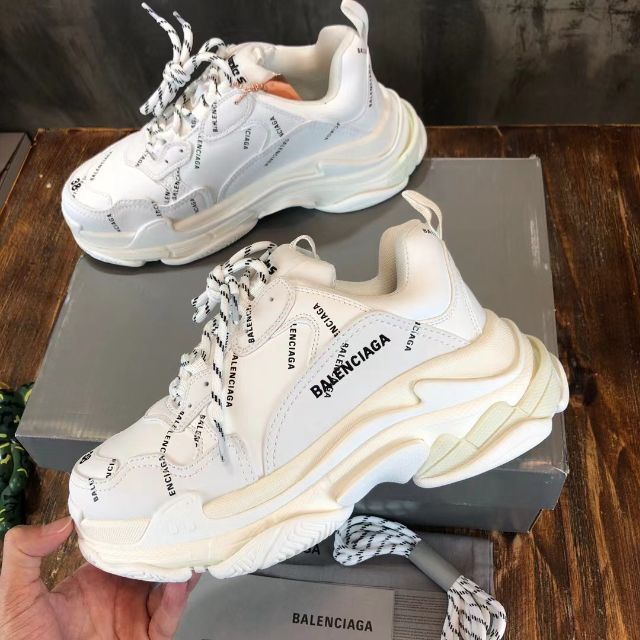 最新作新作 Balenciaga BALENCIAGA TRIPLE S スニーカー ALLOVER LOGOの通販 by И平岡И's  shop｜バレンシアガならラクマ