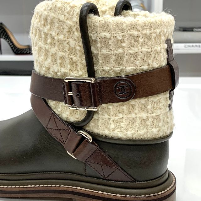 CHANEL(シャネル)の4854 シャネル レザー ツイード ココマーク ベルト ショートブーツ レディースの靴/シューズ(ブーツ)の商品写真