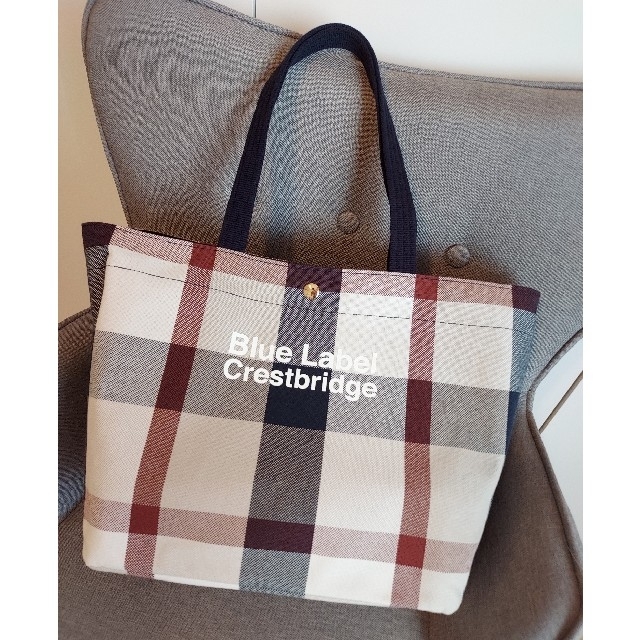 BLUE LABEL CRESTBRIDGE(ブルーレーベルクレストブリッジ)のクレストブリッジキャンバスライトトートバッグ　バーバリーブルーレーベル　ベージュ レディースのバッグ(トートバッグ)の商品写真