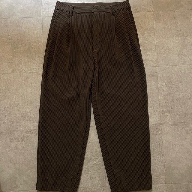 stein(シュタイン)のstein GRADATION PLEATS WIDETROUSERS 22aw メンズのパンツ(スラックス)の商品写真