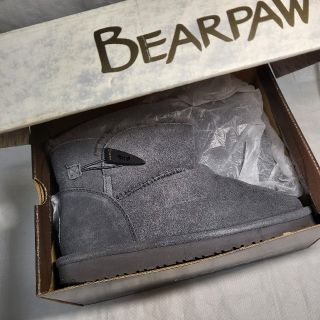 ベアパウ(BEARPAW)のBEAR PAW トグルボタンショｰトブｰツ(Jonnie)　箱付(ブーツ)