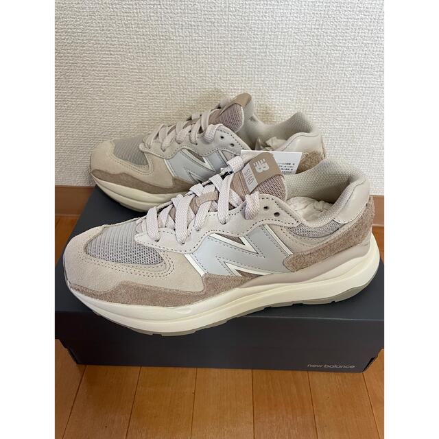 New Balance(ニューバランス)のニューバランス　M5740  ベージュ　24.5cm  未使用品 レディースの靴/シューズ(スニーカー)の商品写真