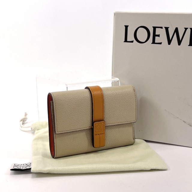 LOEWE(ロエベ)のロエベ 三つ折り財布 バーティカル アナグラム  ベージュ レディースのファッション小物(財布)の商品写真