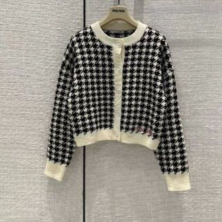 ミュウミュウ ニットの通販 600点以上 | miumiuを買うならラクマ