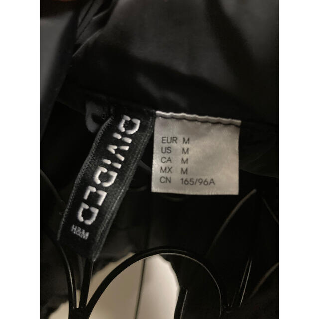H&M(エイチアンドエム)のH&M エイチアンドエム クロップドベスト ダウンジャケット ブラック レディースのジャケット/アウター(ダウンベスト)の商品写真