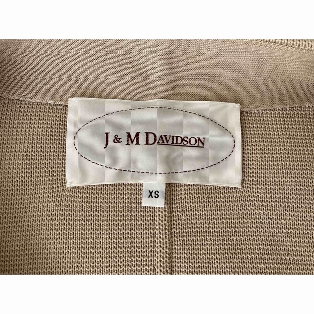 J&M DAVIDSON(ジェイアンドエムデヴィッドソン)のJ&MDAVIDSON ミラノリブ ニットコート ベージュ レディースのジャケット/アウター(ニットコート)の商品写真