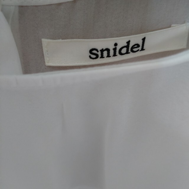 SNIDEL(スナイデル)のSNIDEL　フリルブラウス レディースのトップス(シャツ/ブラウス(半袖/袖なし))の商品写真