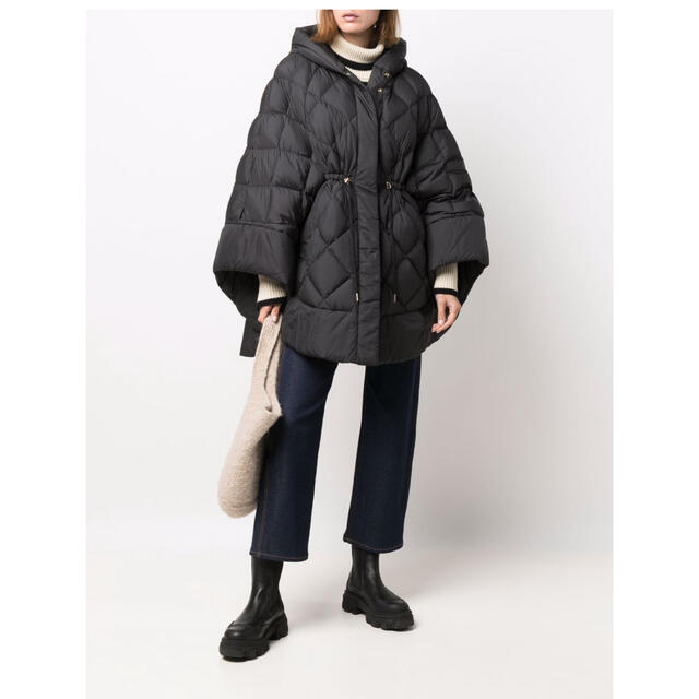 WOOLRICH(ウールリッチ)の未使用品　ウールリッチ　WOOLRICH キルティングケープ　SMサイズ レディースのジャケット/アウター(ダウンコート)の商品写真