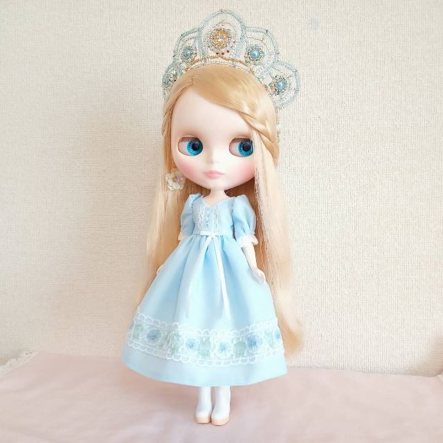 ハンドメイド「お花レースのワンピース（水色）」ネオブライス・リカちゃんの服 | フリマアプリ ラクマ