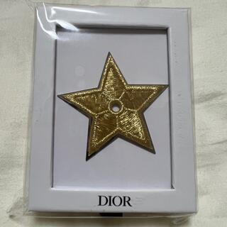 新作☆ Christian Dior　ブローチ　香水ノベルティ　ロゴ ブローチ/コサージュ