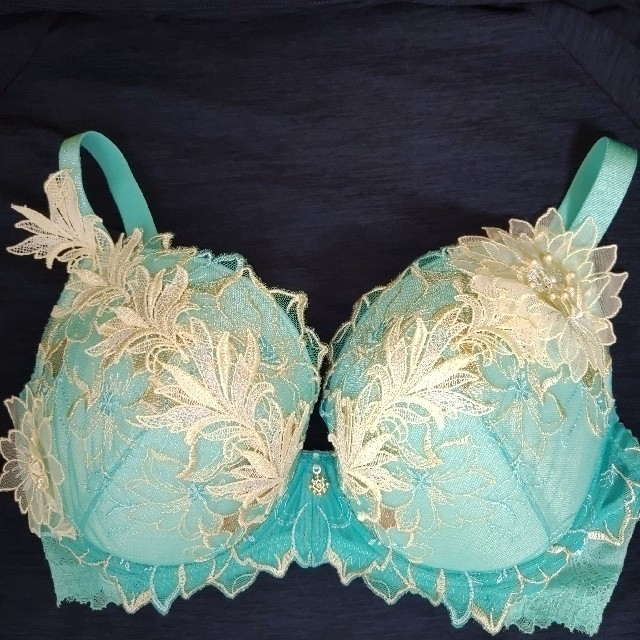 Wacoal - サルート 52G プレステージ ブラジャーH70/ TソングMの通販
