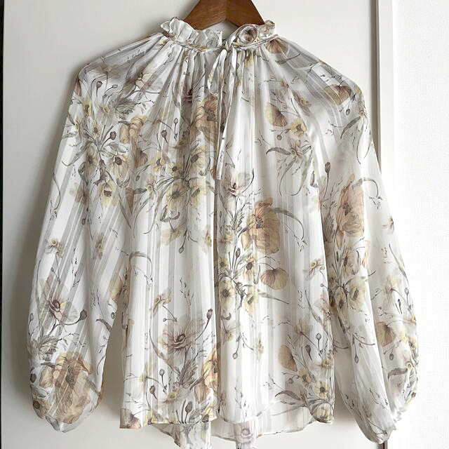 H&M ホワイト 花柄ブラウス | フリマアプリ ラクマ