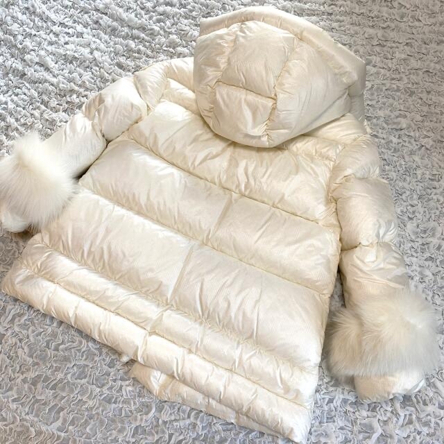 MONCLER(モンクレール)のモンクレール☆ファー付きダウンコートkids8A/8〜10歳 キッズ/ベビー/マタニティのキッズ服女の子用(90cm~)(コート)の商品写真