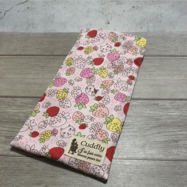 ハンドメイド ペットボトルが入るガーゼハンカチ♡ねこ×いちご柄♡保冷剤入れにも ハンドメイドのファッション小物(ハンカチ/バンダナ)の商品写真