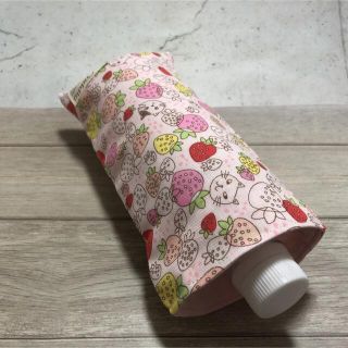 ハンドメイド ペットボトルが入るガーゼハンカチ♡ねこ×いちご柄♡保冷剤入れにも(ハンカチ/バンダナ)