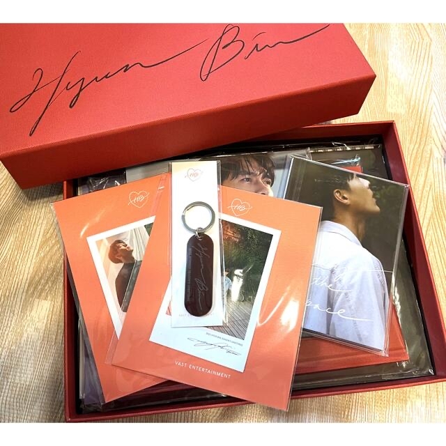 【美品】ヒョンビン　カレンダーセット エンタメ/ホビーのCD(K-POP/アジア)の商品写真