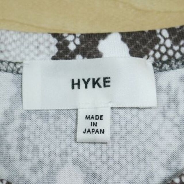 HYKE(ハイク)のハイク パイソン ポケット Tシャツ ヘビ 蛇 スネーク カットソー BIG レディースのトップス(Tシャツ(半袖/袖なし))の商品写真