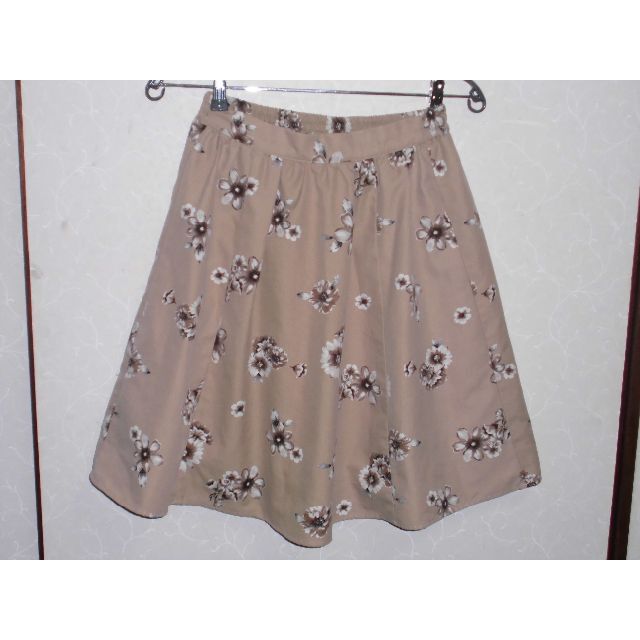 1530_ミルキーブラウン地花柄後ろゴムウエスト膝丈スカート エンタメ/ホビーのコスプレ(衣装)の商品写真