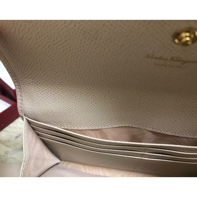Salvatore Ferragamo(サルヴァトーレフェラガモ)のフェラガモ　長財布　アイボリー　新品　未使用品 レディースのファッション小物(財布)の商品写真