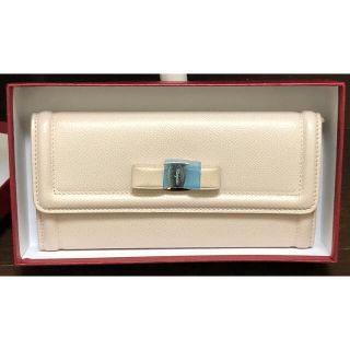 サルヴァトーレフェラガモ(Salvatore Ferragamo)のフェラガモ　長財布　アイボリー　新品　未使用品(財布)