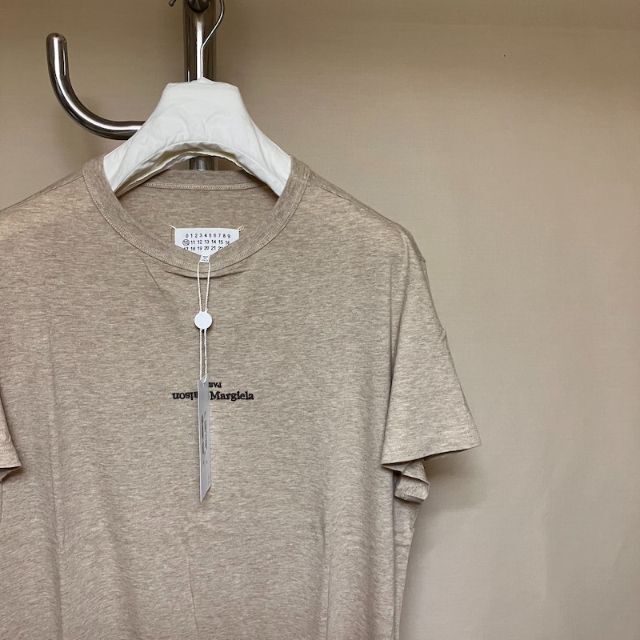 Maison Martin Margiela(マルタンマルジェラ)の新品 48 マルジェラ 21aw ロゴ反転Tシャツ ベージュ 2126 メンズのトップス(Tシャツ/カットソー(半袖/袖なし))の商品写真