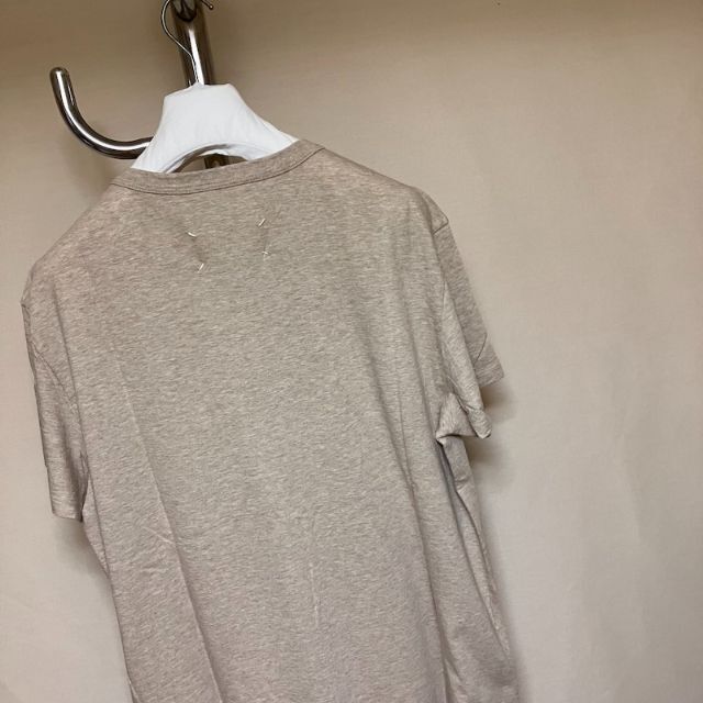 Maison Martin Margiela(マルタンマルジェラ)の新品 48 マルジェラ 21aw ロゴ反転Tシャツ ベージュ 2126 メンズのトップス(Tシャツ/カットソー(半袖/袖なし))の商品写真