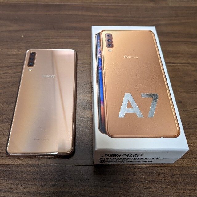 SAMSUNG Galaxy A7 ゴールド SM-A750C スマホ/家電/カメラのスマートフォン/携帯電話(スマートフォン本体)の商品写真