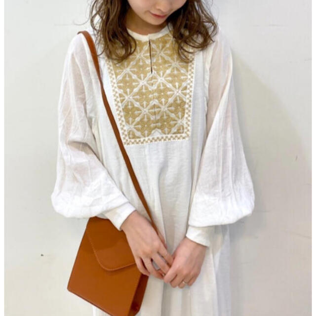 Kastane - kastane 楊柳刺繍カフタンワンピース オフホワイトの Kastane - kastane 楊柳刺繍カフタンワンピース オフホワイトの