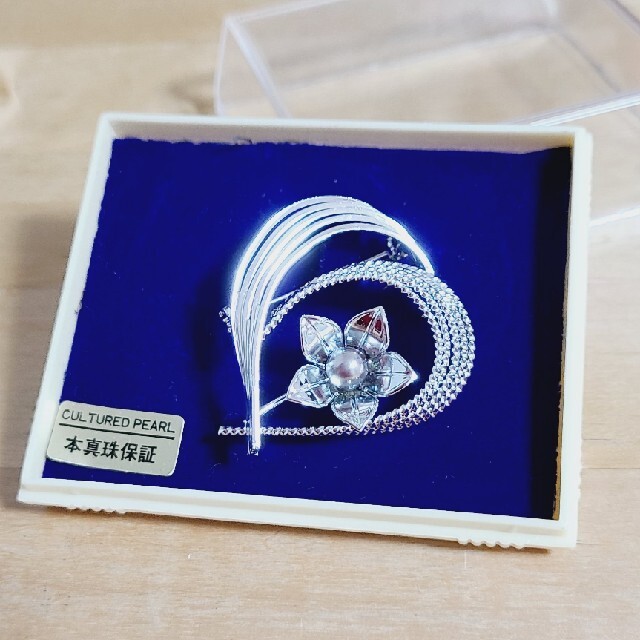 本真珠　黒真珠　フォーマルブローチ レディースのアクセサリー(ブローチ/コサージュ)の商品写真