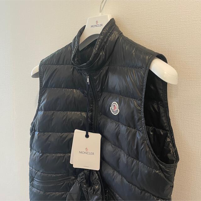 MONCLER(モンクレール)のMoncler GUI Black ライトダウンベスト　サイズ6 メンズのジャケット/アウター(ダウンベスト)の商品写真