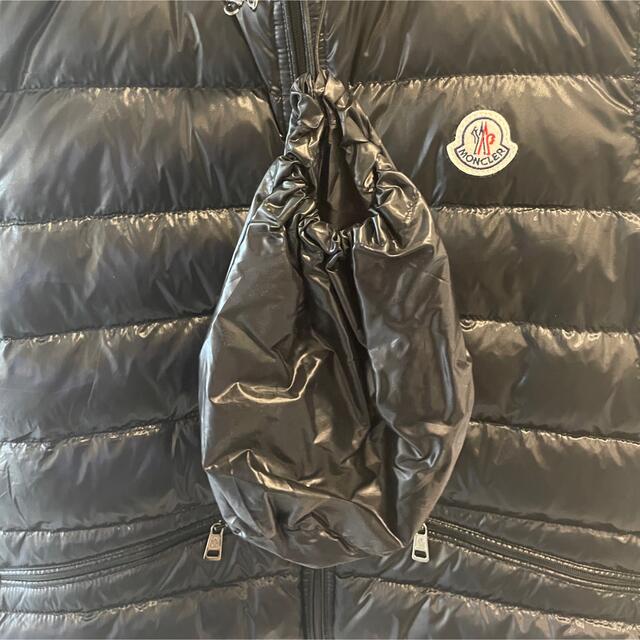 MONCLER(モンクレール)のMoncler GUI Black ライトダウンベスト　サイズ6 メンズのジャケット/アウター(ダウンベスト)の商品写真