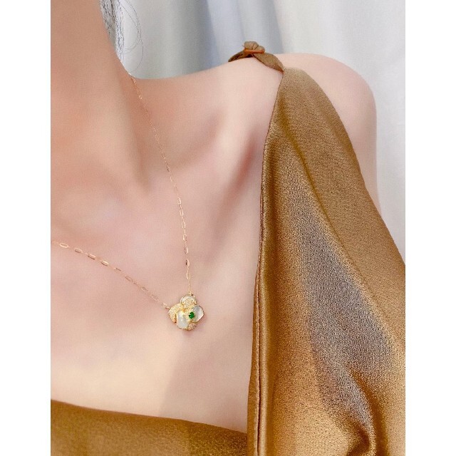 花モチーフ エメラルド付きシェルネックレスk18 4