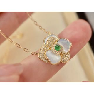 花モチーフ エメラルド付きシェルネックレスk18