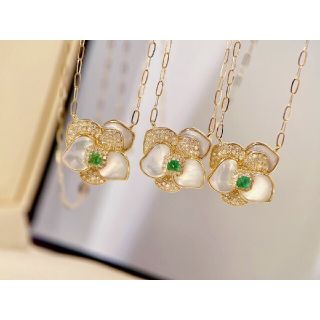 花モチーフ エメラルド付きシェルネックレスk18の通販 by 天然 ... 花モチーフ エメラルド付きシェルネックレスk18