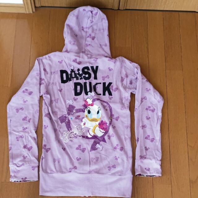 Disney(ディズニー)のディズニー❇️ストア❇️デイジー❇️フード付きパーカー ストーン 紫と黒 映え エンタメ/ホビーのおもちゃ/ぬいぐるみ(キャラクターグッズ)の商品写真
