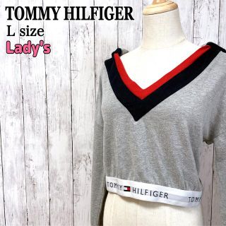 トミーヒルフィガー(TOMMY HILFIGER)のトミーヒルフィガー ショート丈 vネック プルオーバー フーディー グレー 古着(パーカー)