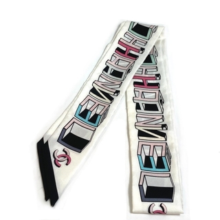 シャネル(CHANEL)のシャネル CHANEL バンドー 立体ロゴ ツイリー スカーフ シルク ホワイト×マルチカラー(バンダナ/スカーフ)