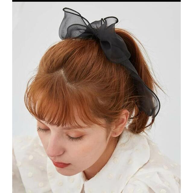 ZARA(ザラ)の【新品未使用】黒オーガンジーリボン　リボンヘアゴム レディースのヘアアクセサリー(ヘアゴム/シュシュ)の商品写真