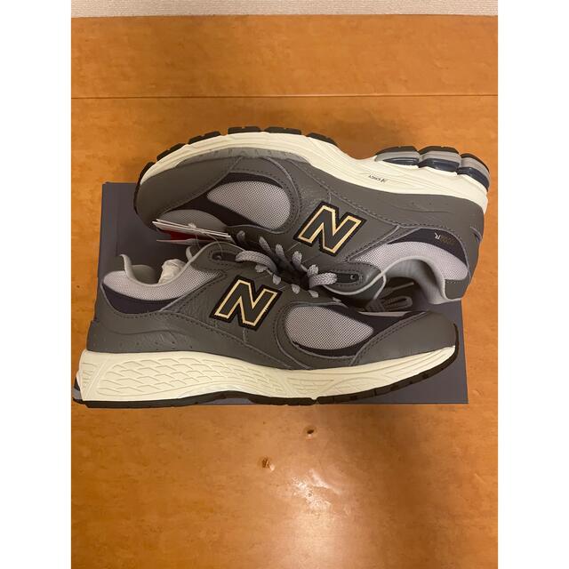 New Balance(ニューバランス)のニューバランス2002   グレーゴールド　26.5cm 最終価格 メンズの靴/シューズ(スニーカー)の商品写真